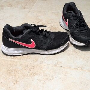 Nike Women's Black and Pink Athletic Shoes